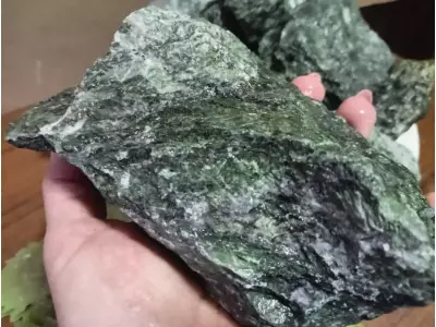 Жадеит колотый 70-150 мм, 100 кг