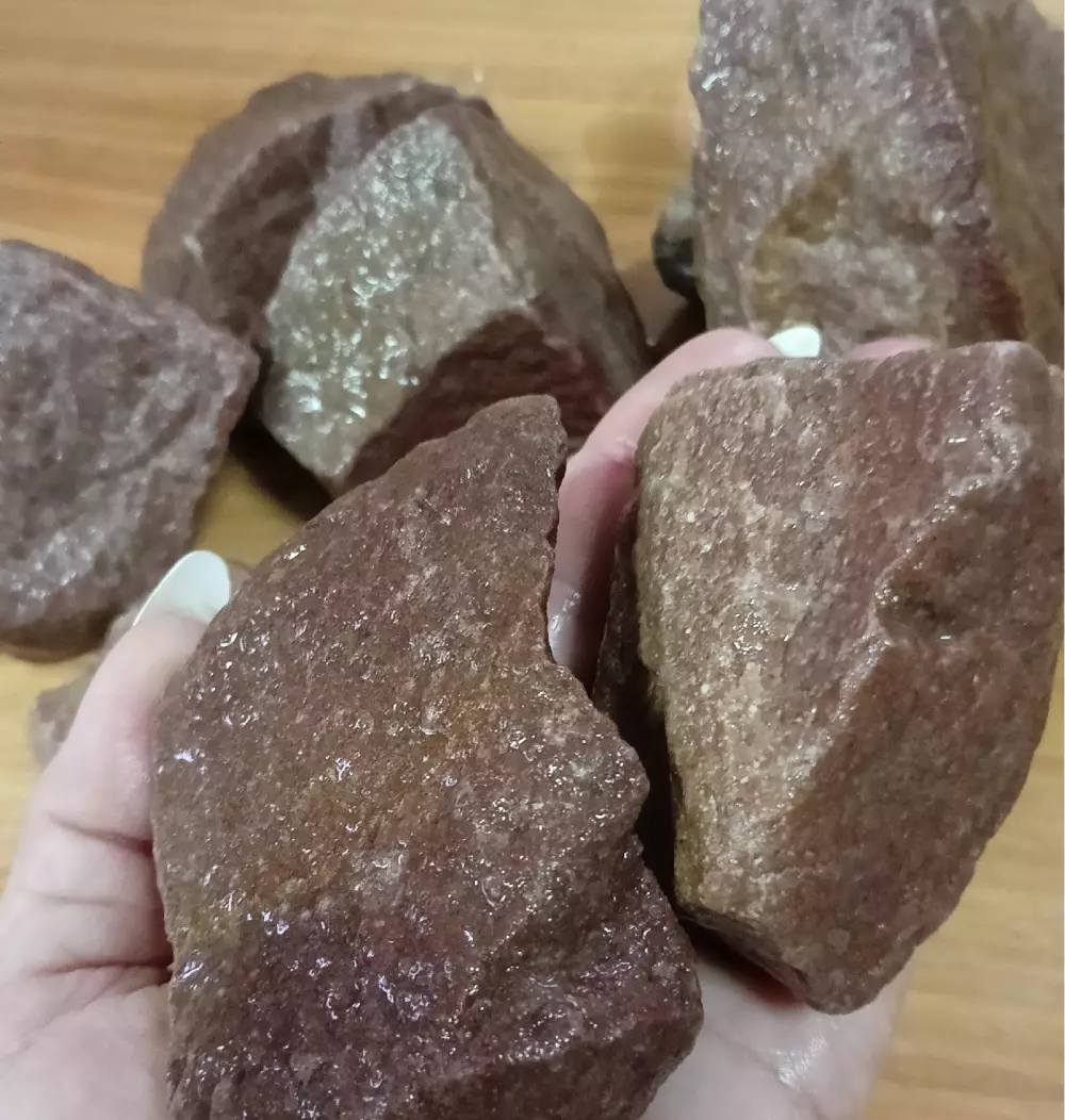 Малиновый кварцит/ колотый /70-150 мм./ 100 кг.