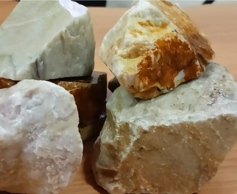 Кварцит цветной колотый /70-150 мм./ 100 кг.