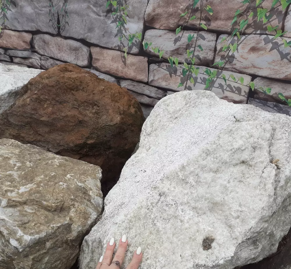 Валуны  в ассортименте /большие/ ландшафтные-копия